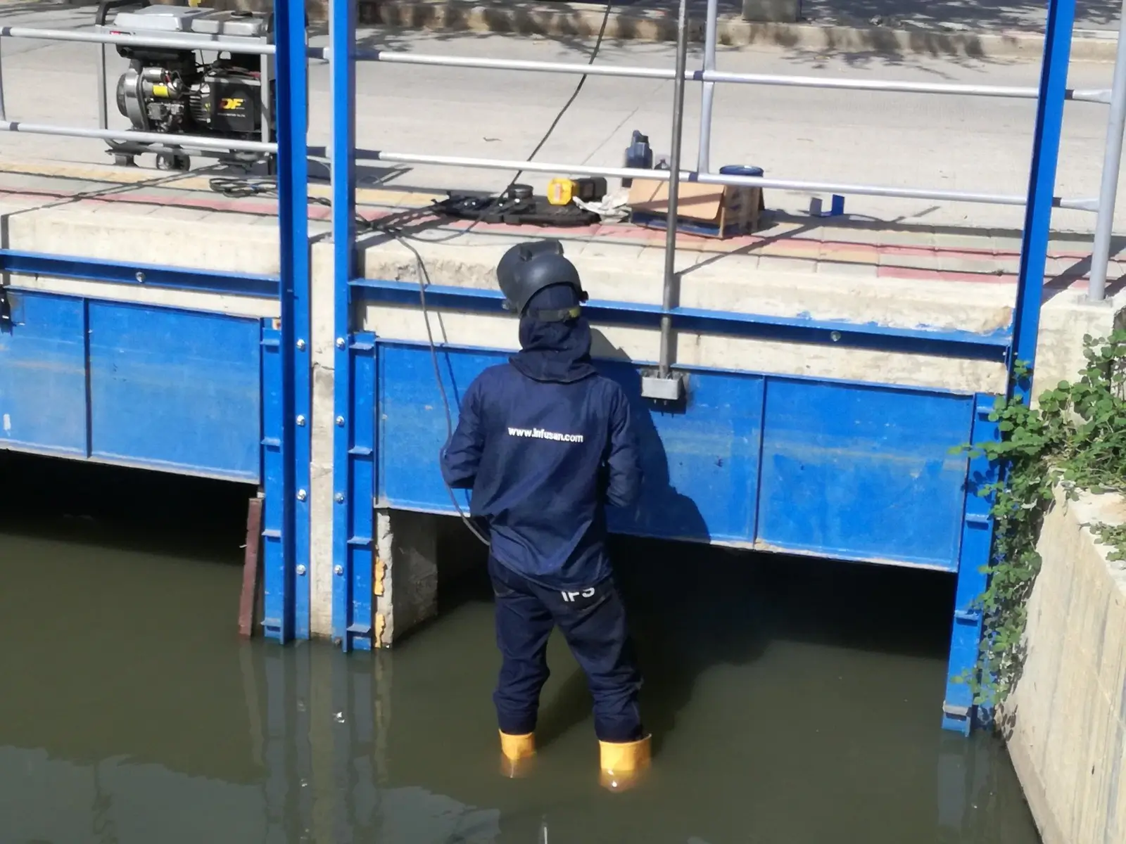Montaje e instalación de compuertas en obra